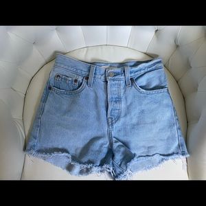 Levi’s Wedgie Shorts 24